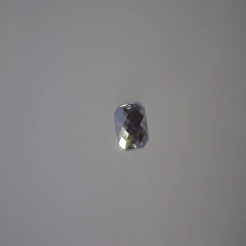 Fehér színű, nyolcszög alakú strasszkő