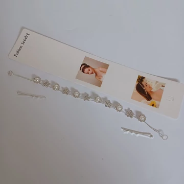 Hajdísz víztiszta színű strasszal és gyöngyökkel