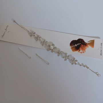 Hajdísz víztiszta színű strasszal és gyönggyel, virágos