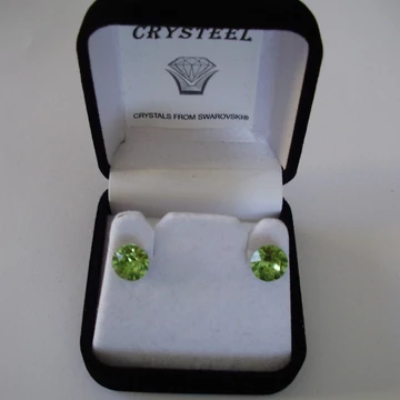 Nemesacél fülbevaló fűzöld színű Swanis kristállyal