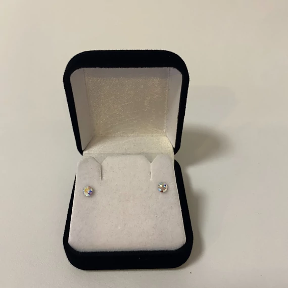 Nemesacél fülbevaló szinjátszó színű Swanis kristállyal