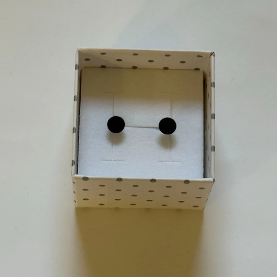 Nemesacél fülbevaló fekete színű Swanis kristállyal