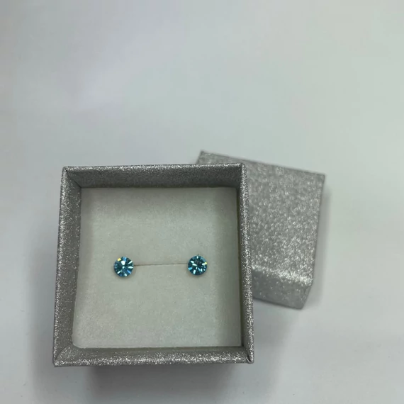 Nemesacél fülbevaló világoskék színű Swanis kristállyal