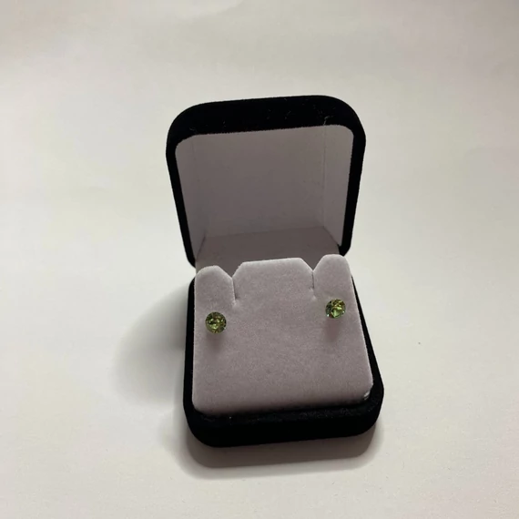 Nemesacél fülbevaló fűzöld színű Swanis kristállyal