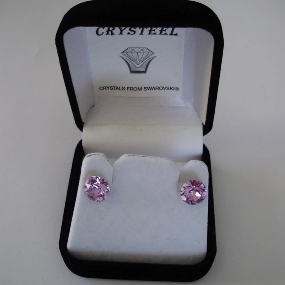 Nemesacél fülbevaló világos lila színű Swanis kristállyal