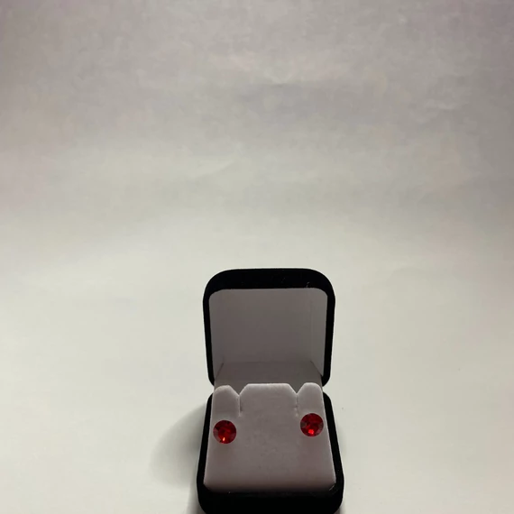 Nemesacél fülbevaló piros színű Swanis kristállyal