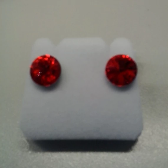 Nemesacél fülbevaló piros színű Swanis kristállyal