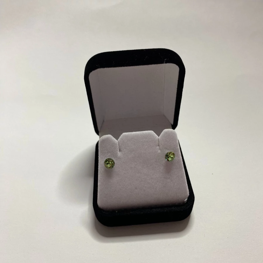 Nemesacél fülbevaló fűzöld színű Swanis kristállyal, 5,3 mm 