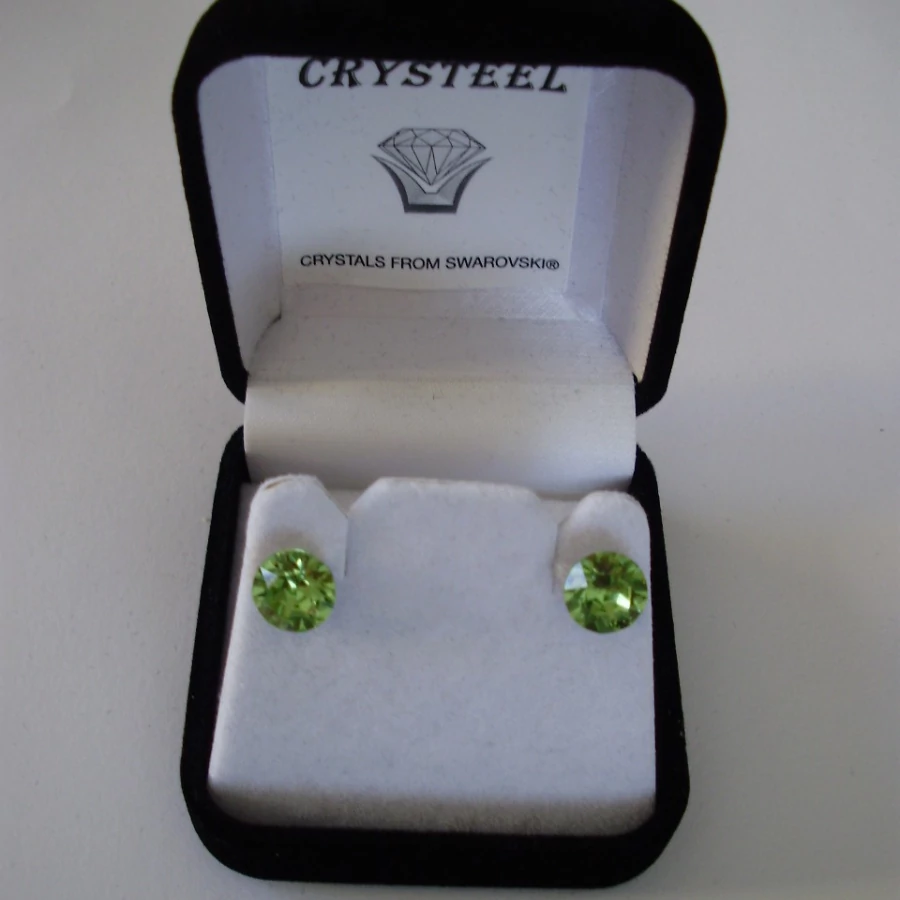 Nemesacél fülbevaló fűzöld színű Swanis kristállyal, 8,2 mm 