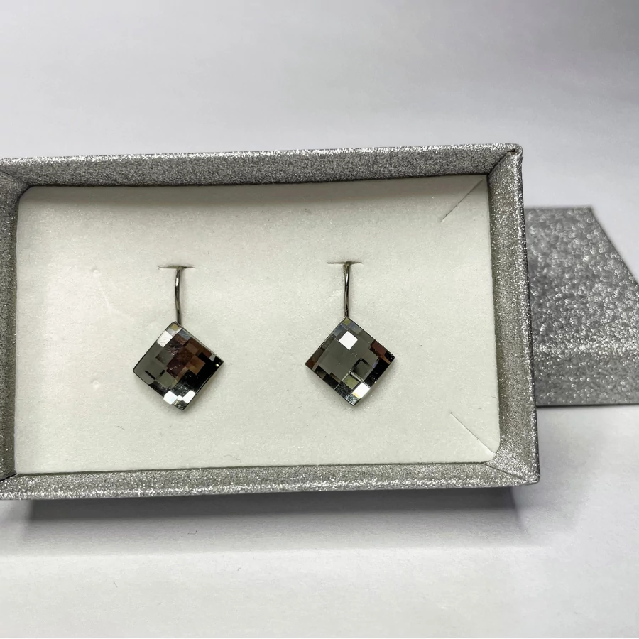 Francia kapcsos sakktábla fülbevaló grafit színű Swanis kristállyal, 10 mm