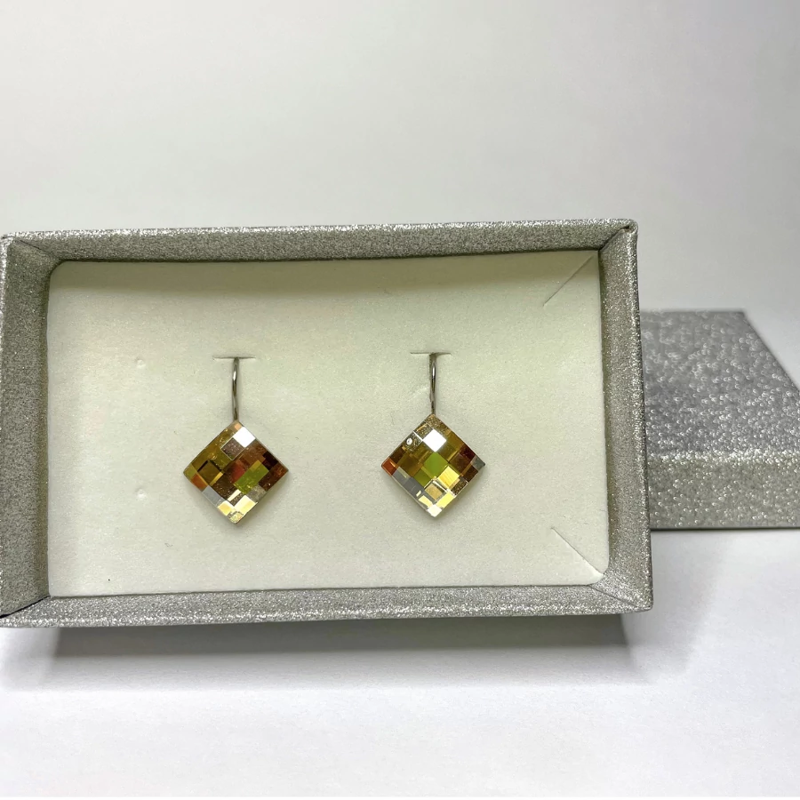 Francia kapcsos sakktábla fülbevaló mézarany színű Swanis kristállyal, 10 mm