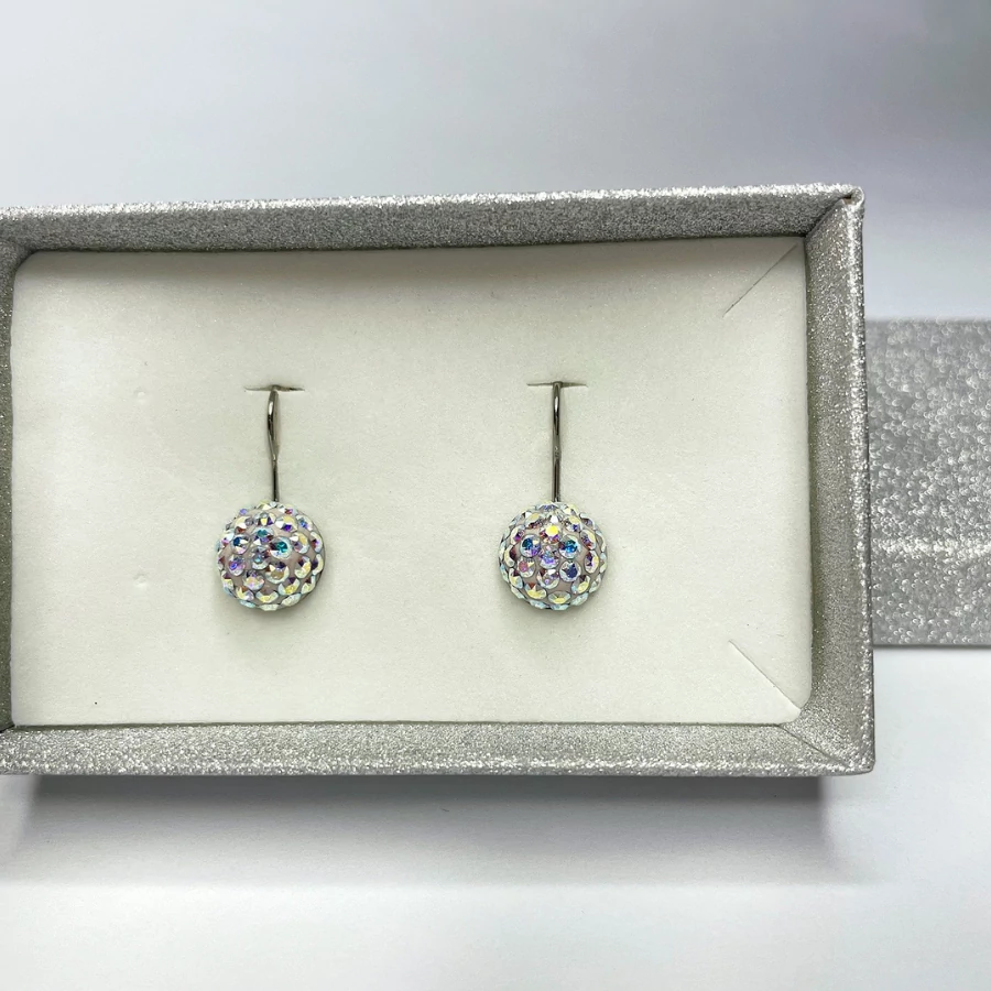 Francia kapcsos gyurmás fülbevaló szinjátszó színű Swanis kristállyal, 10 mm