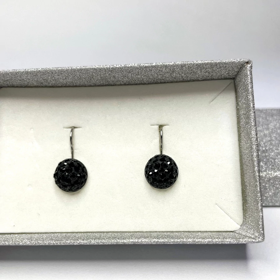 Francia kapcsos gyurmás fülbevaló fekete színű Swanis kristállyal, 10 mm