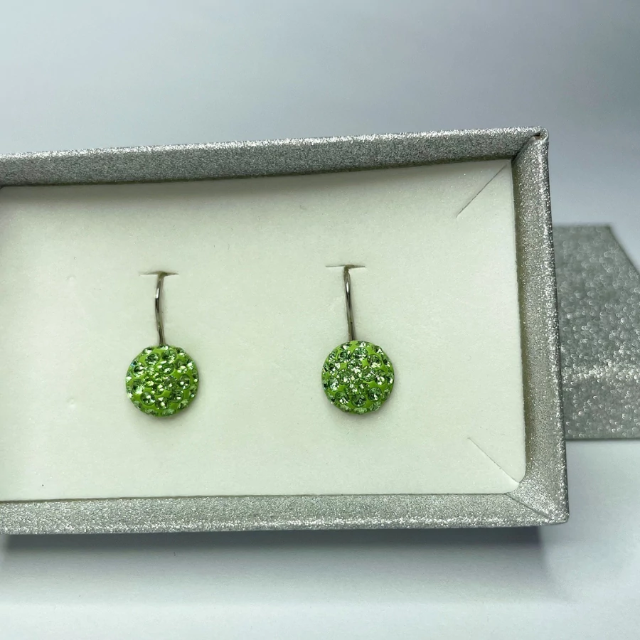 Francia kapcsos gyurmás fülbevaló fűzöld színű Swanis kristállyal, 10 mm