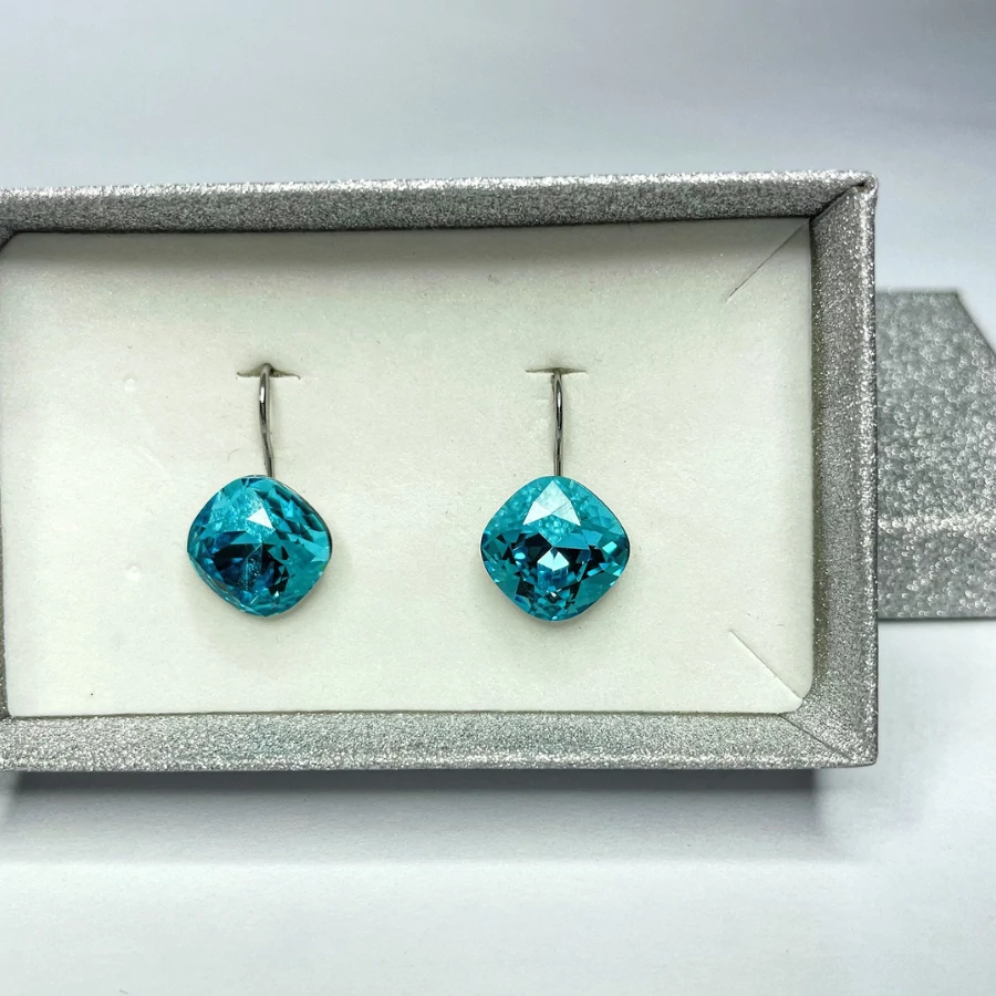 Francia kapcsos nagy párna fülbevaló világoskék színű Swanis kristállyal, 12 mm